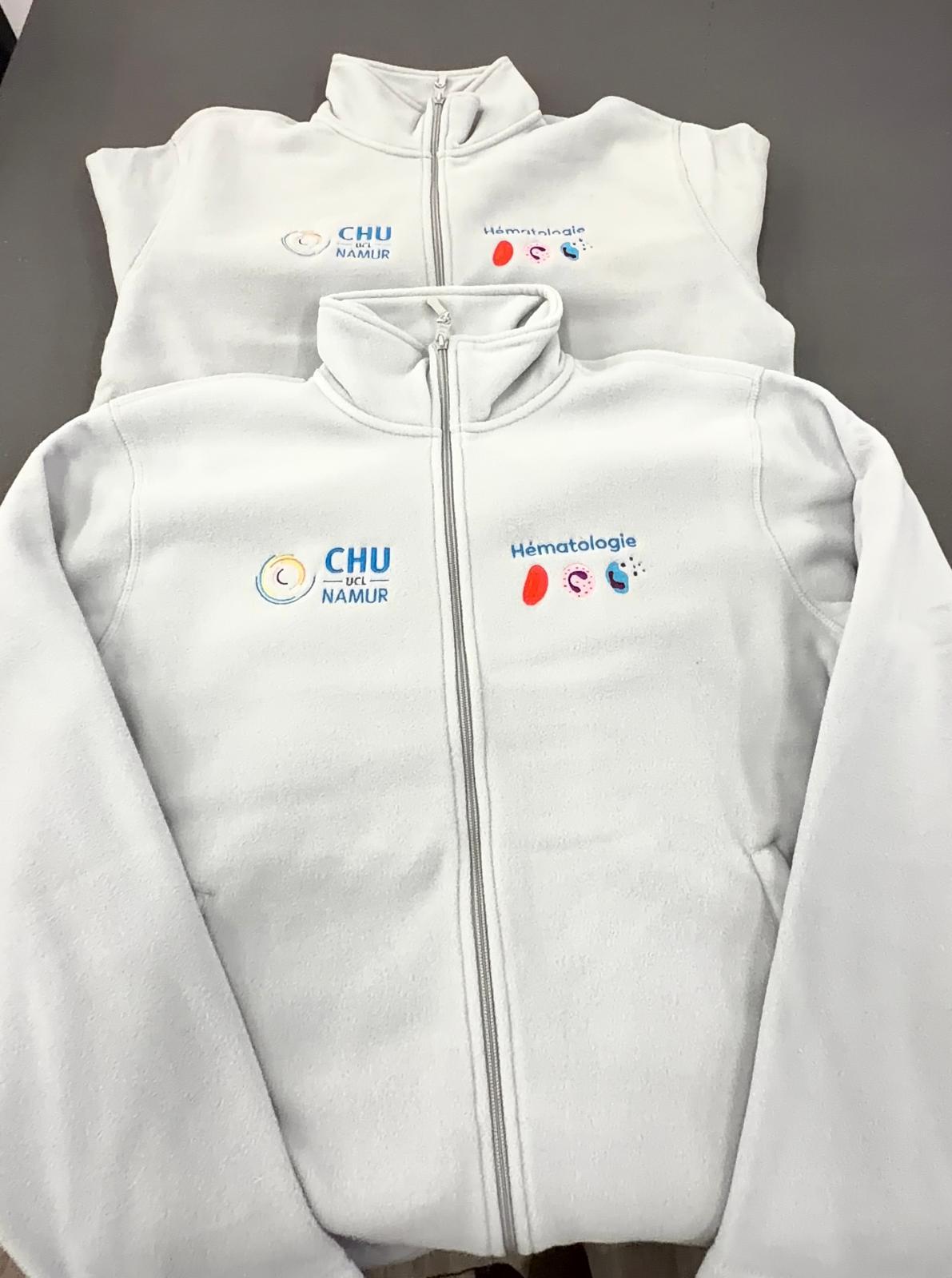 Broderie du logo d’une entreprise sur une veste professionnelle à Tournai