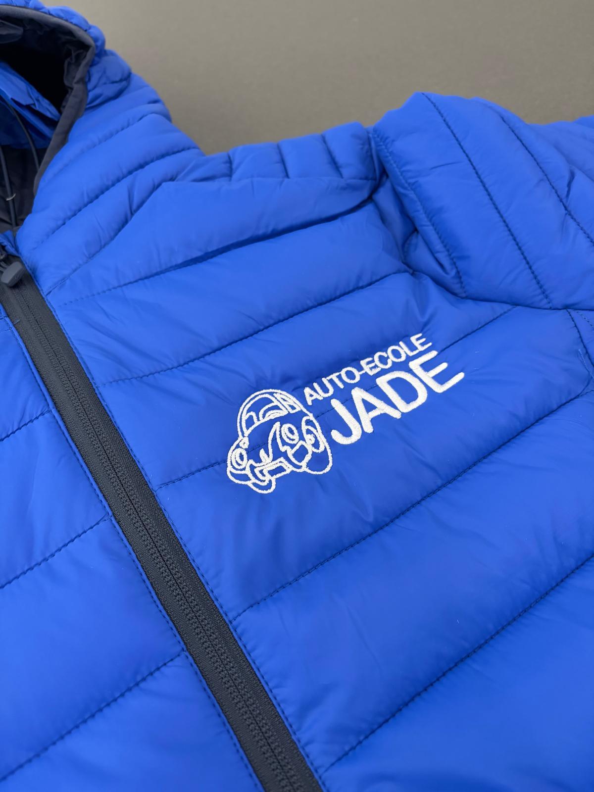 Broderie du logo d’une entreprise sur une veste professionnelle à Tournai