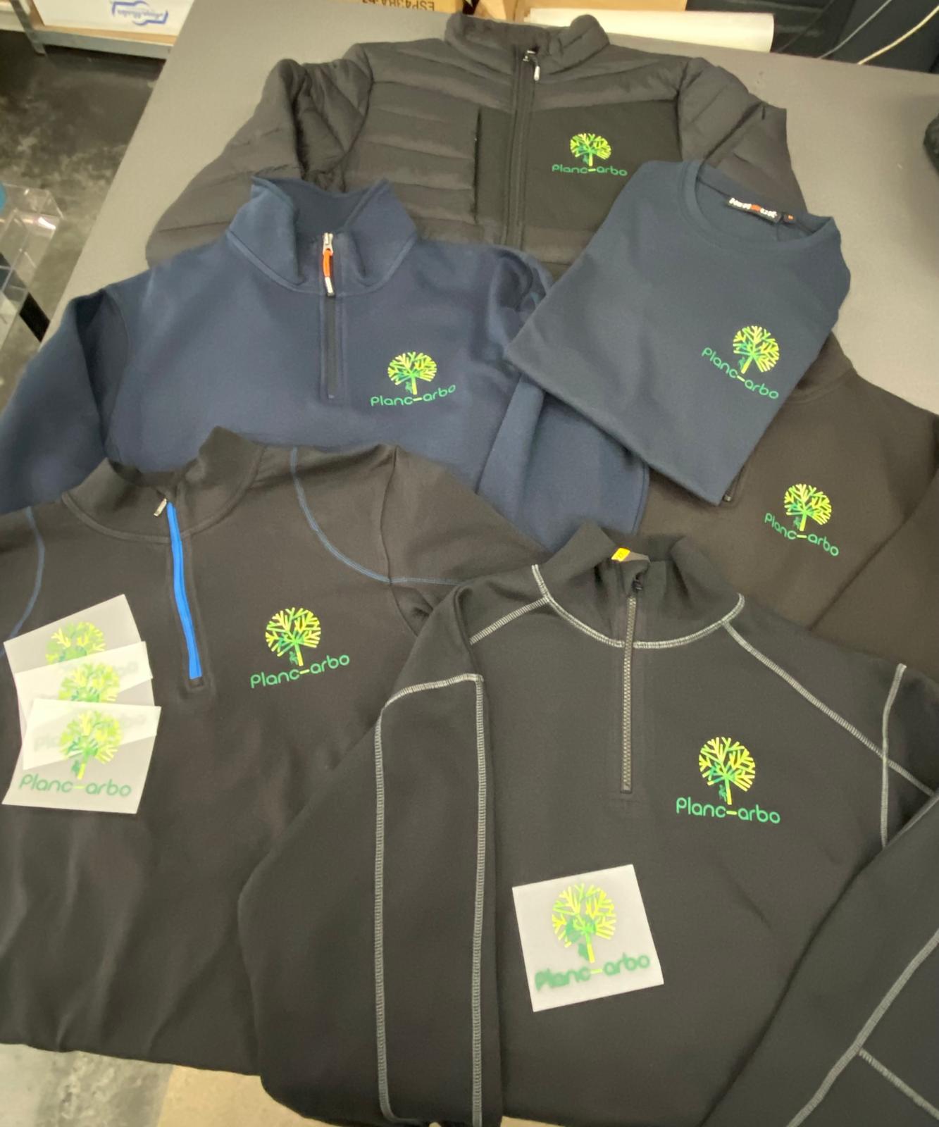 Flocage DTF couleur sur des vêtements de travail dans notre atelier à Thumaide