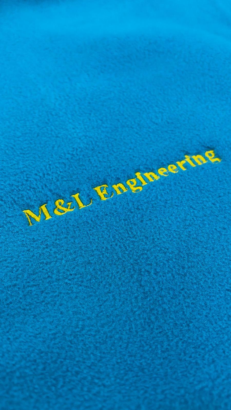 Broderie du logo d’une entreprise sur une veste professionnelle à Tournai
