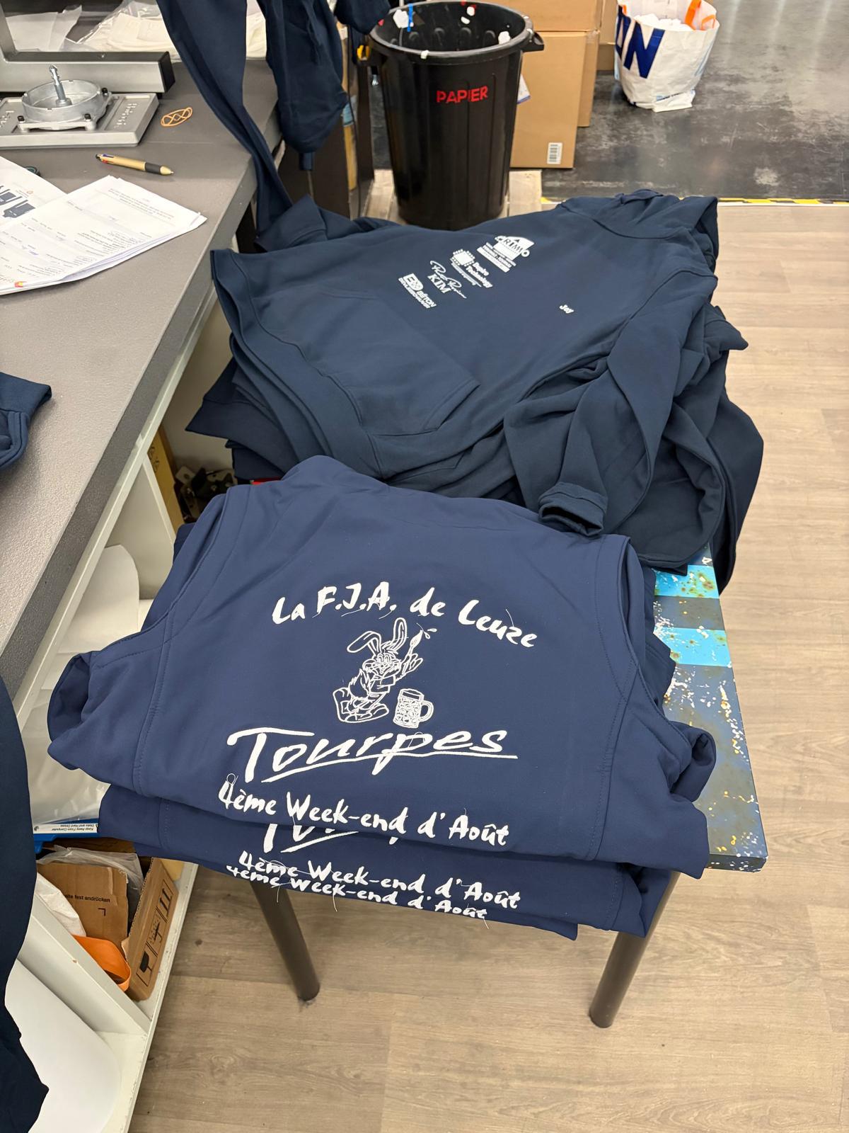 Flocage DTF couleur sur des vêtements de travail dans notre atelier à Thumaide