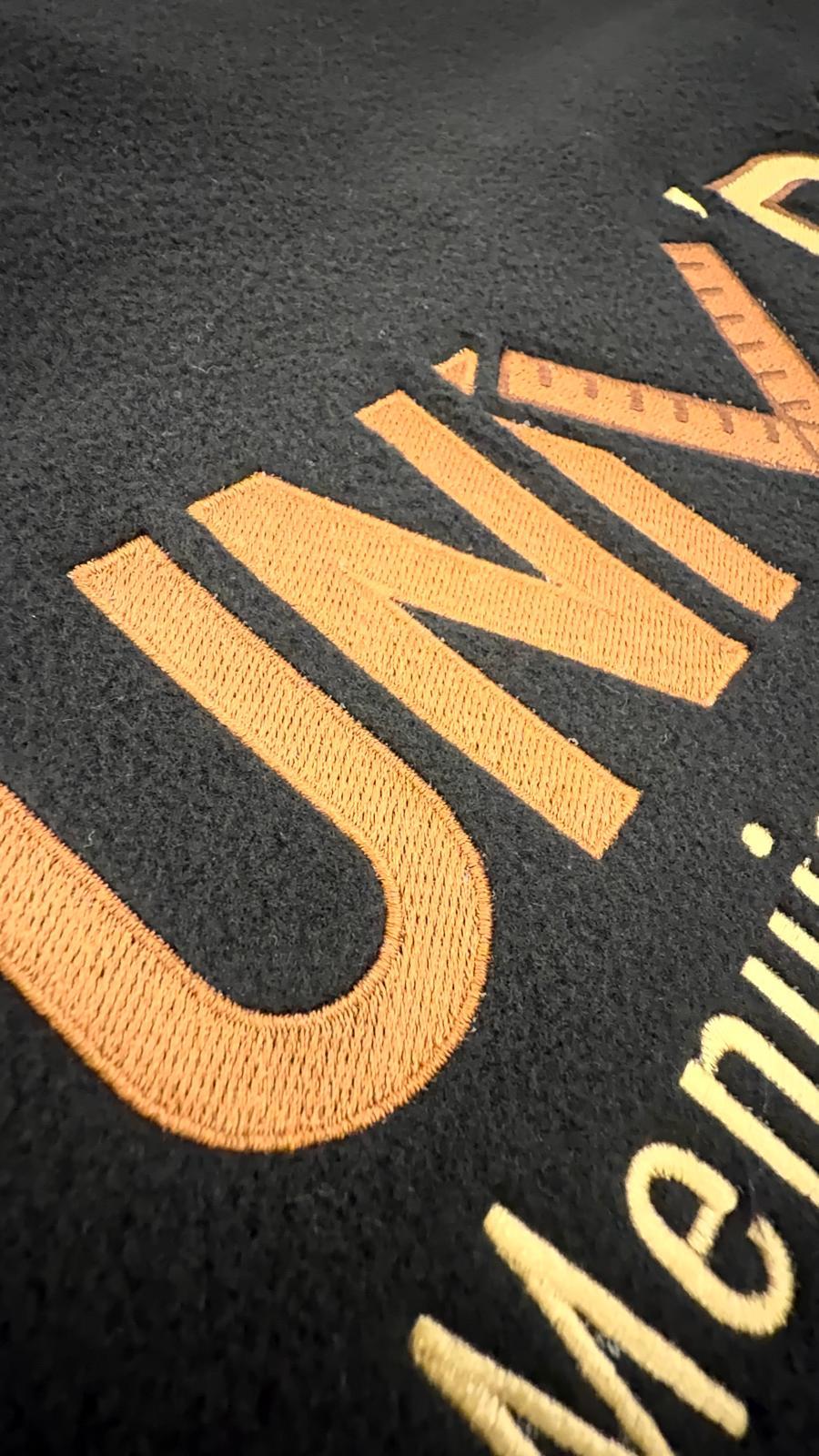 Broderie du logo d’une entreprise sur une veste professionnelle à Tournai