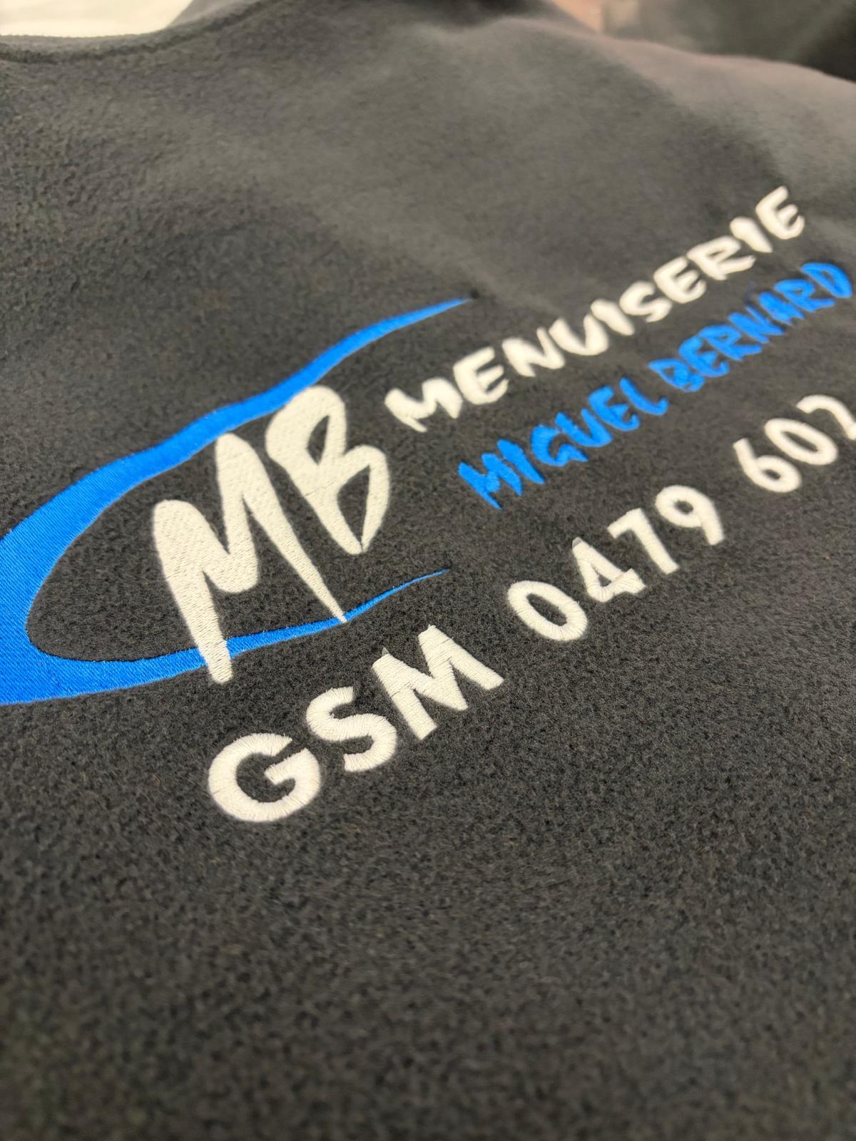 Broderie du logo d’une entreprise sur une veste professionnelle à Tournai