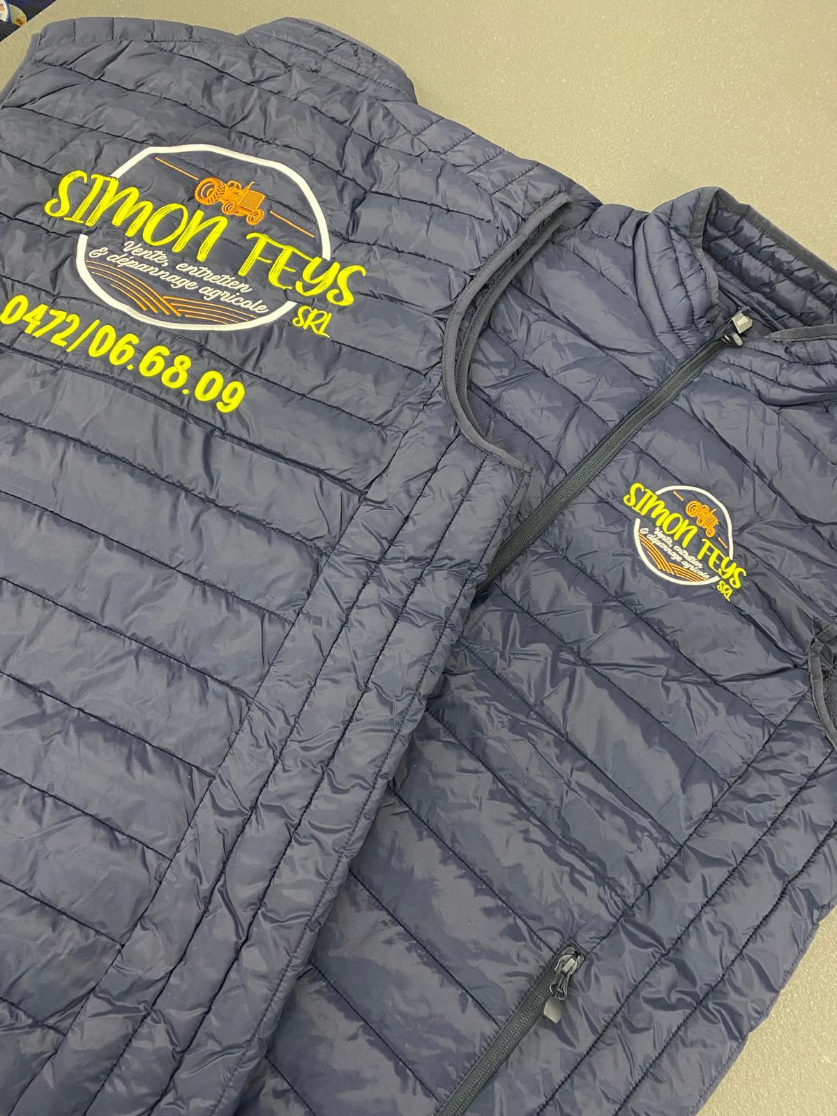 Broderie du logo d’une entreprise sur une veste professionnelle à Tournai